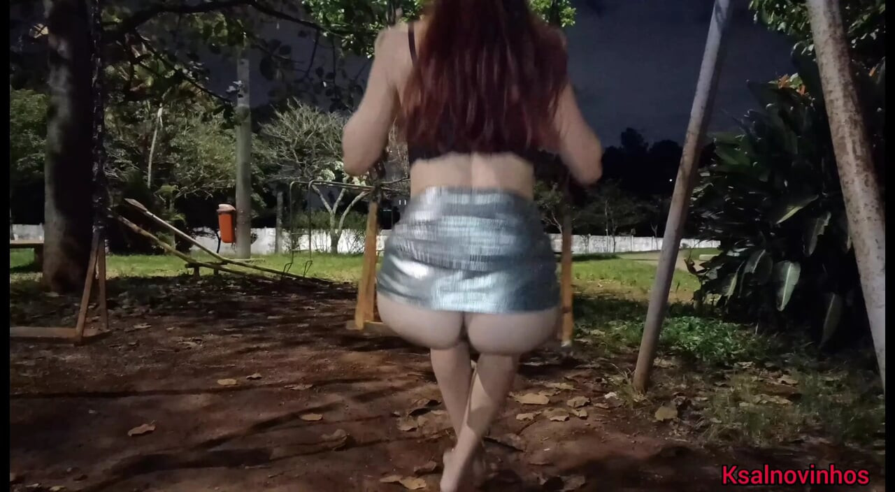 Evli kadın geceleri külotsuz parka gidiyor ve çalıların içine işiyor!