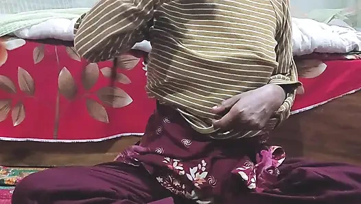 Hintli seksi kız patlıcan videosu ile mastürbasyon yapıyor.