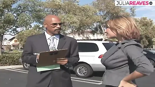 Sürtük kanepede canavar siyah yarağa biniyor