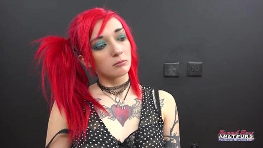 Mürekkepli kızıl saçlı jackie döl yutmak için götünü yalamayı ve yarak emmeyi seviyor!