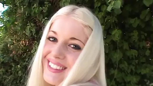 Sütlü tenli sarışın bir siyah ve beyaz adamla üçlü sikişiyor