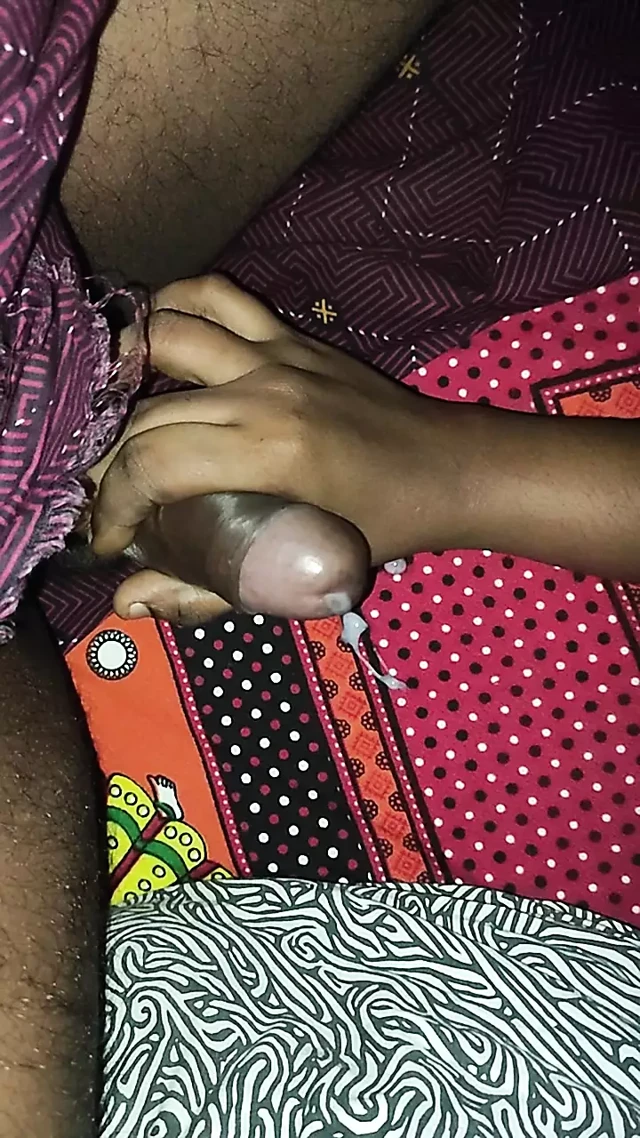 Üvey oğlumun yarağını dölle patlayana kadar mastürbasyon yapıyorum - gerçek varsha