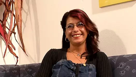 Seksi orta yaşlı seksi kadın kanepede sikiliyor