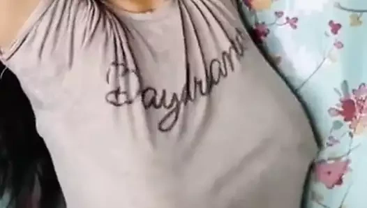 Hintli kızın göğüsleri