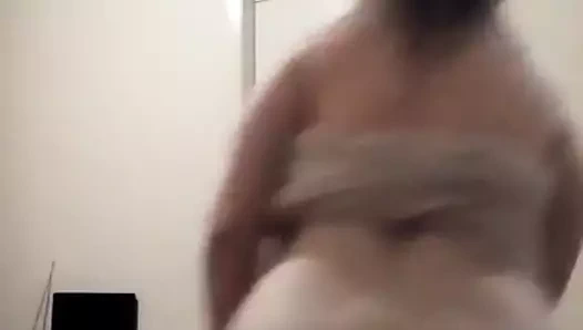 Çıplak cumslut sallar ona seksi toundr göt