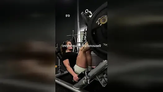 18 yaşındaki spor salonu kızı canlı yayın sırasında yanlışlıkla sıkı amcığını teşhir ediyor