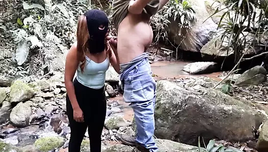 Genç kız şelalede kıçından alıyor