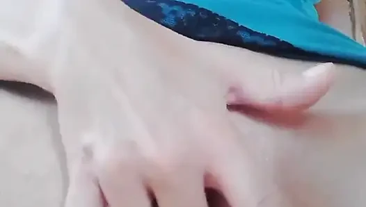 Balkonda oynuyor, fışkırtıyor