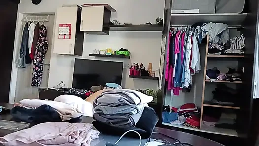 Seksi esmer evin etrafında çıplak ev işleri yapıyor.