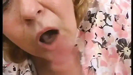 Genç adam yaşlı beyaz kadın ebeveynin yatakta şişman amını mahvediyor