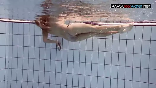 Zıplayan göğüsler su altında