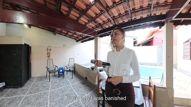 Bir muhabir canlı yayında çırılçıplak soyunuyor.