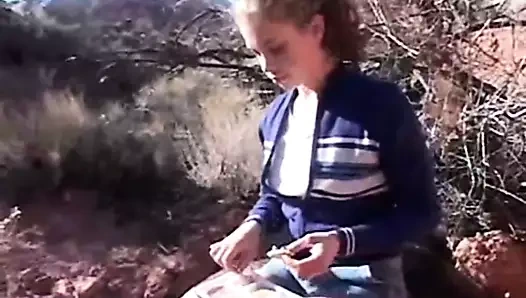 Açık genç mastürbasyon içinde solo oturum