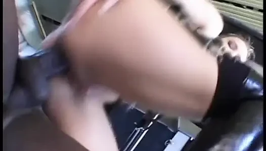 Siyah adam azgın hatunu büyük siyah yarağıyla besliyor