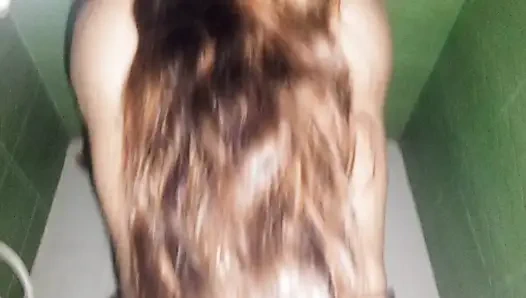 Üvey kız kardeş Nadiya üvey erkek kardeşinin büyük yarağına şaşırıyor ve evde yalnızken büyük amını sikiyor