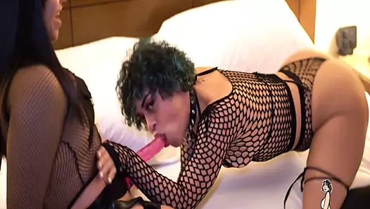 Nixlynka kayış-on ve bir yapay penis ile kıvırcık Rikolu sikikleri