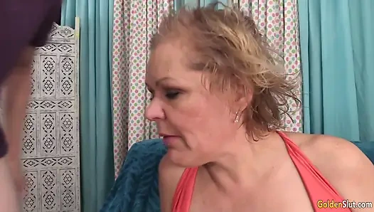 Şanslı adam ateşli nine Kelly Leigh'i tutkuyla sikiyor