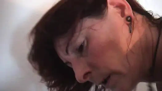 Oğlanlarla anneler! Yaşlı kadınlar ve genç erkekler sikişirken!