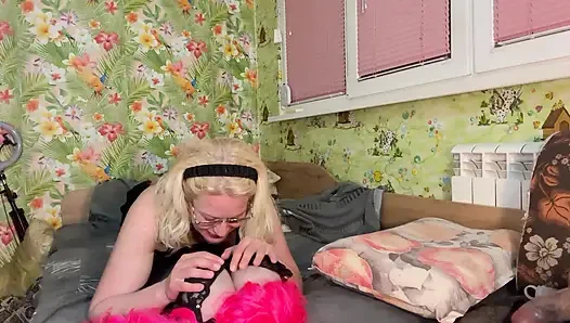 Travesti üzerine boşal ve külotlu çorabımı ıslat ve her yerinden