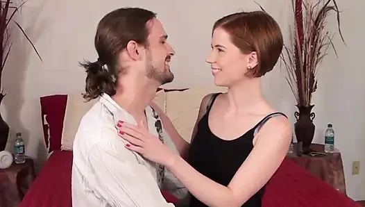 Çaresiz amatörler Pepper Hart ilk kez filmde sıkı amcığını büyük beyaz yarakla sert siktiriyor