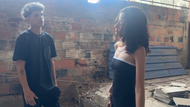 НАСТОЯЩИЙ СЕКС НА УЛИЦЕ. Пара незнакомцев входит в заброшенный дом как свидание, чтобы осуществить свои сексуальные фантазии.