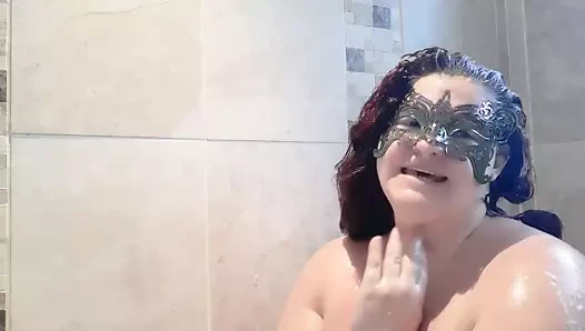En sevdiğiniz milf ile banyo yaparken bu eğlenceli röntgenci macerasında ıslak ve vahşi olun!