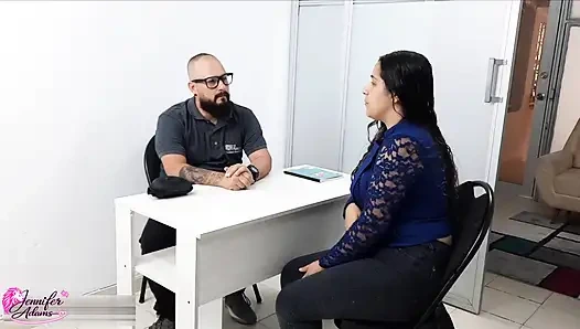 Üvey kızım notları kaybediyor ve yönetmenle yeni notlar vermem karşılığında onunla yatmak için anlaşma yapıyorum - Porno en Español