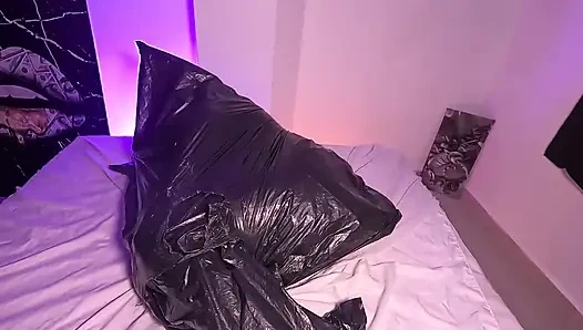 Çöp torbasındaki kız nefesiyle oynuyor