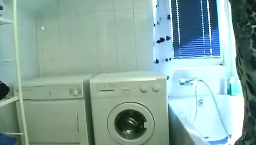 Sarışın parmaklar duşta ıslak amcık damlatıyor
