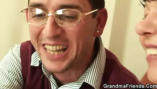 İki adam olgun şişmanla bakış açısı üçlü seks filme alıyor