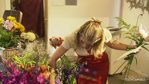 Kıvırcık saçlı kız bilardo oyununu kaybediyor ve rakibini sikiyor