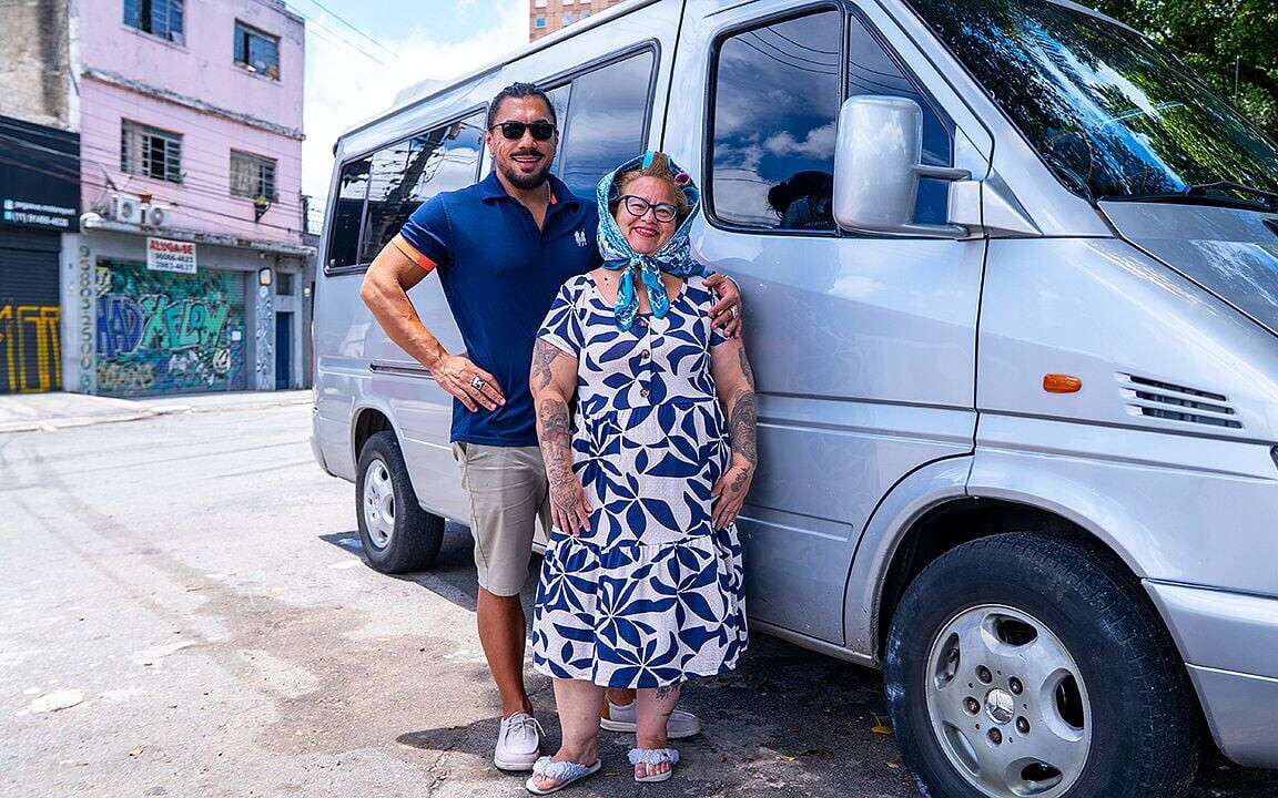 Şişman dövmeli olgun göt minibüste sikiliyor