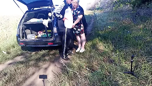 Ben işerken üvey annem sikimi tutuyor ve sonra herkesin içinde sakso çekiyor