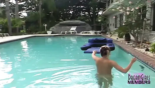 Шоу с киской на улице и мастурбация