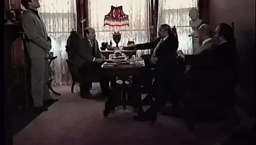 Mafya patronu Alyssa Love'ın genç üvey kızı üvey babasının ortamında gerçek fare bulabildi