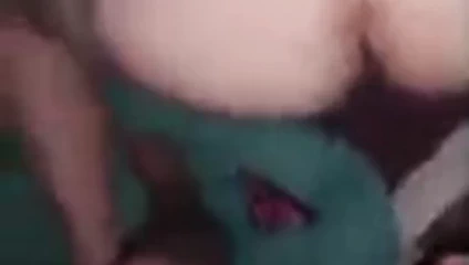 Il jute sur mon cul de pute