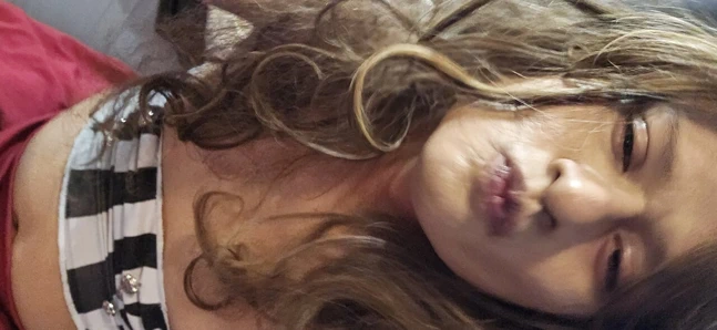 Ateşli kadın büyük dildoyla oynuyor