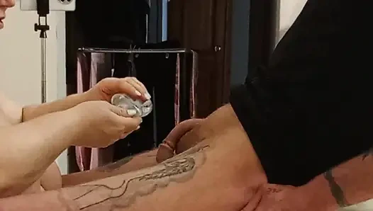 Komşu yağlı yarakla elle muamele çekiyor