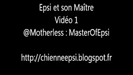 ma chienne en laisse suce