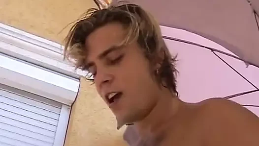 Dövmeli Alman kaltak balkonda yumruklanıyor ve sikiliyor