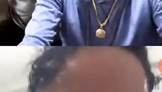 Jovencita baila en vivo