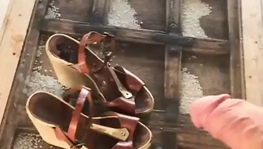 Cum üzerinde komşular yüksek topuklu sandaletler