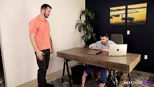 Seni iş yerinde bareback yaparken yakaladım! katıl ve sessiz ol.