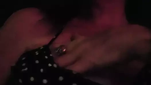 Halka açık meme gösterisi