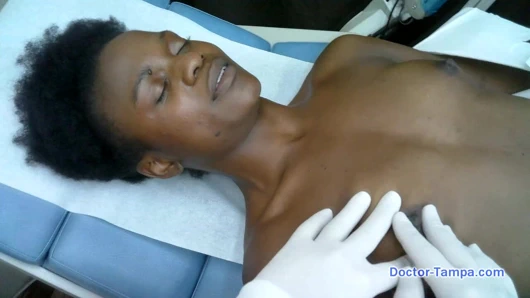 Doktor Tampa komşunuz rina Arem'e doktor-tampacom'daki ilk jinekolog muayenesini yapmak üzereyken $clov eldiveni içeri girdi!