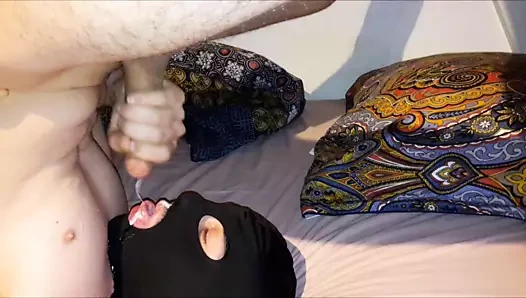 Sürtük genç twink kendine kremsi bir yüz bakımı veriyor!