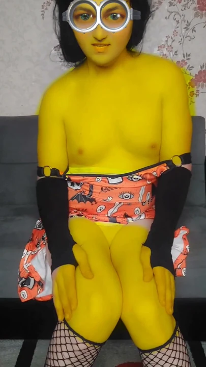 Minions oğlandan kıza transeksüel sarı bacaklar | Klip 2