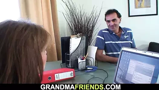 Busty ofis anneanne çift nüfuz