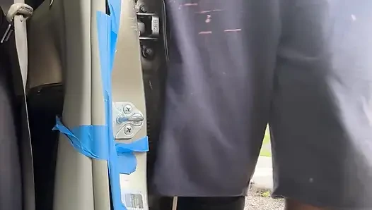 Ayakta ve takılıp duruyor
