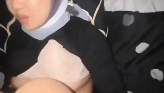 Küçük tesettürlü amcığıma boşalıyorum